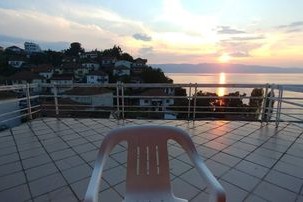 КУЌА ЗА ОДМОР СО АТРАКТИВЕН ПОГЛЕД НА ЕЗЕРО ВО ТРПЕЈЦА