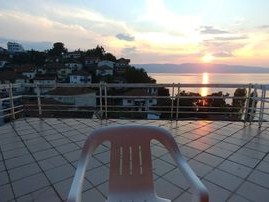 КУЌА ЗА ОДМОР СО АТРАКТИВЕН ПОГЛЕД НА ЕЗЕРО ВО ТРПЕЈЦА