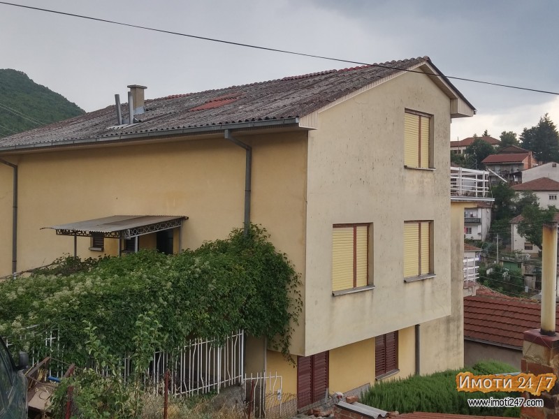 КУЌА ЗА ОДМОР СО АТРАКТИВЕН ПОГЛЕД НА ЕЗЕРО ВО ТРПЕЈЦА