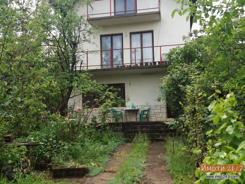 Продавам викенд куќа и земјиште- Добри Дол