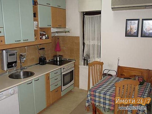 Продавам куќа 111 m2 и барака 96 m2 во еден заеднички двор 355 m2