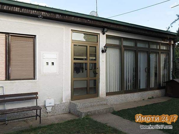 Продавам куќа 111 m2 и барака 96 m2 во еден заеднички двор 355 m2