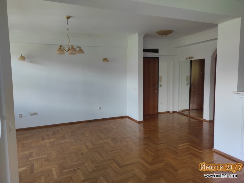 Се издава празен стан 100m2 погоден и за деловен простор во Центар