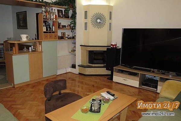 Се продава куќа 111 м2 и барака 96 м2 во еден заеднички двор 355 м2 во населба Драчево