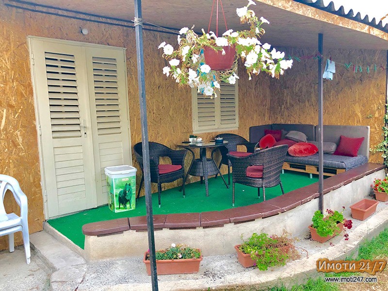 Се продава куќа 111 m2 и барака 96 m2 во еден заеднички двор 355 m2