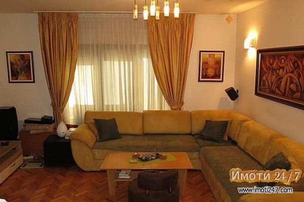 Се продава куќа 111 m2 и барака 96 m2 во еден заеднички двор 355 m2