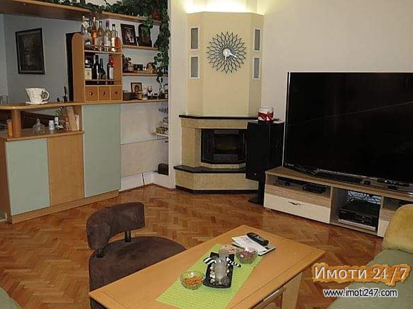 Се продава куќа 111 m2 и барака 96 m2 во еден заеднички двор 355 m2