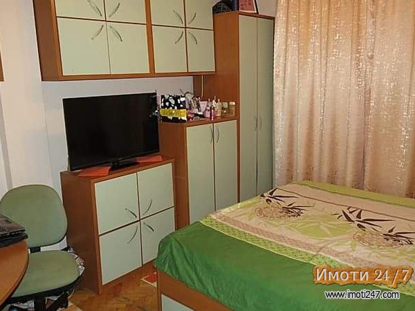 Се продава куќа 111 m2 и барака 96 m2 во еден заеднички двор 355 m2