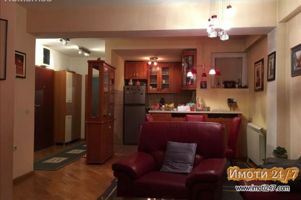 Se prodava stan 73m2 pozadi Univerzalna sala