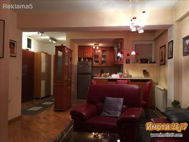 Se prodava stan 73m2 pozadi Univerzalna sala