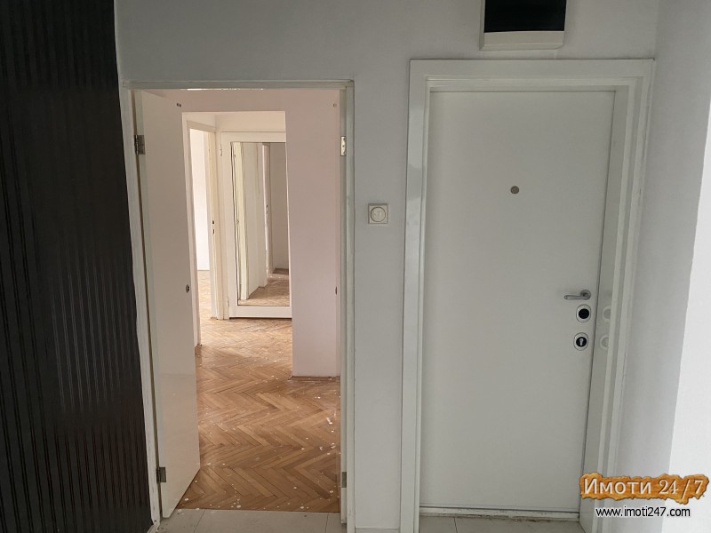 Prodavam 3-soben stan aerodrom tri biseri bez lift