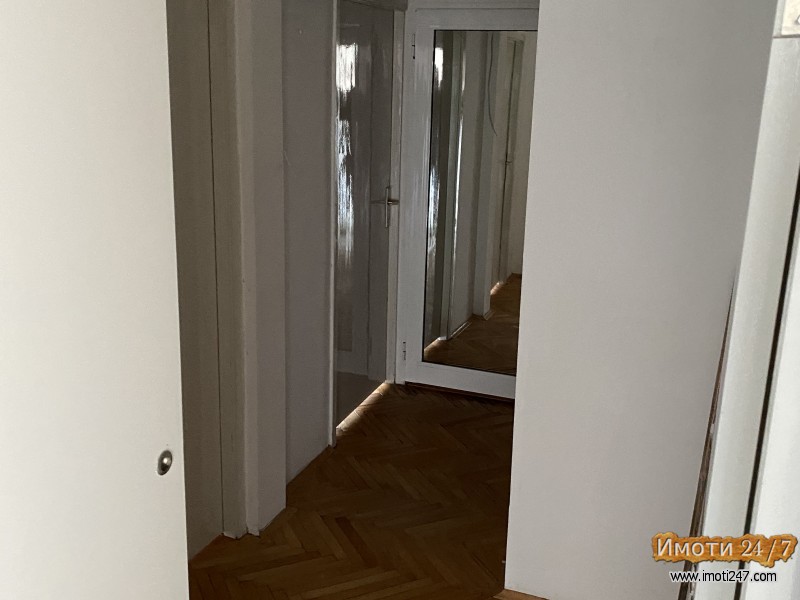 Prodavam 3-soben stan aerodrom tri biseri bez lift