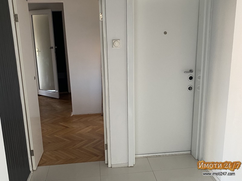 Prodavam 3-soben stan aerodrom tri biseri bez lift