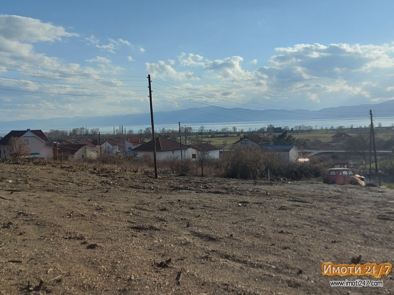 SE PRODAAT PLACEVI PO 350M2 VO BLIZINA NA OHRID