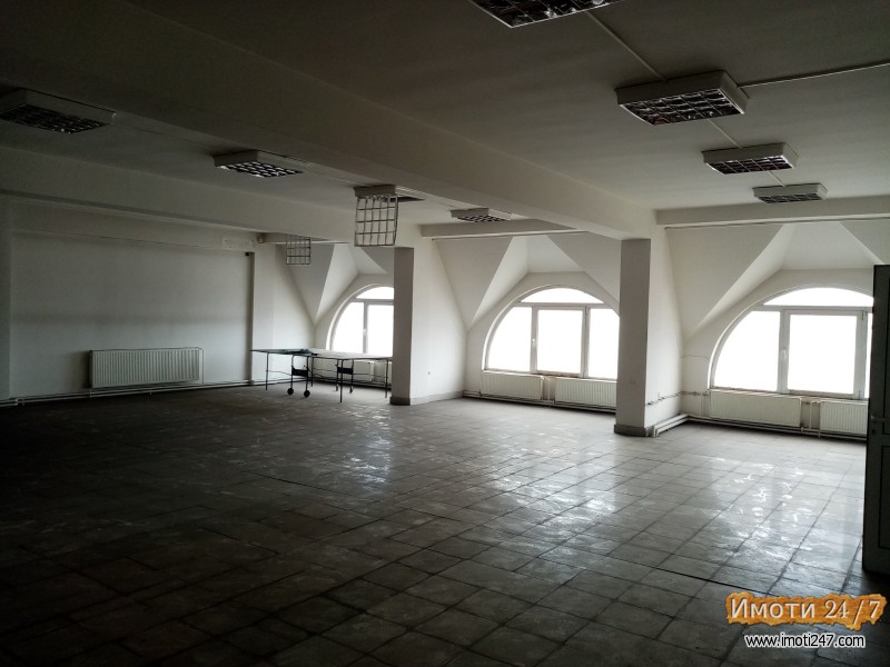 Se prodava Deloven prostor so armiracki pogon