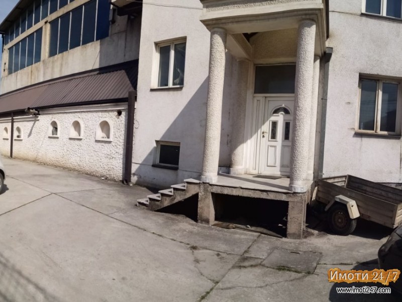 Se prodava Deloven prostor so armiracki pogon