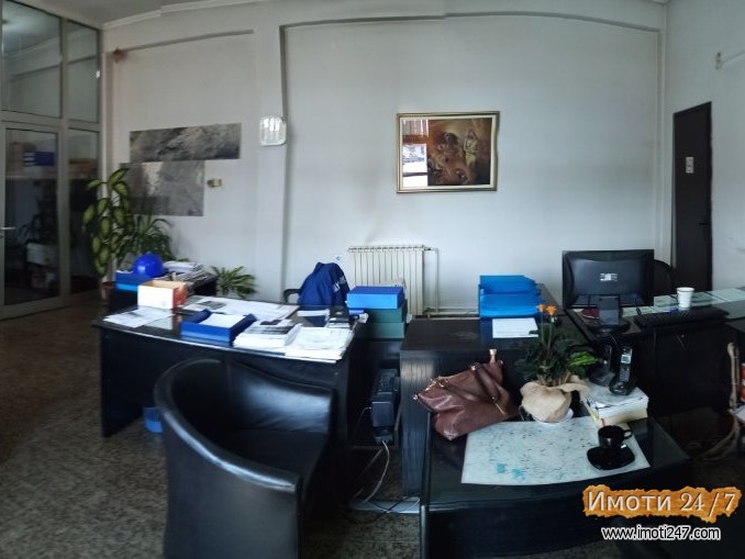Se prodava Deloven prostor so armiracki pogon