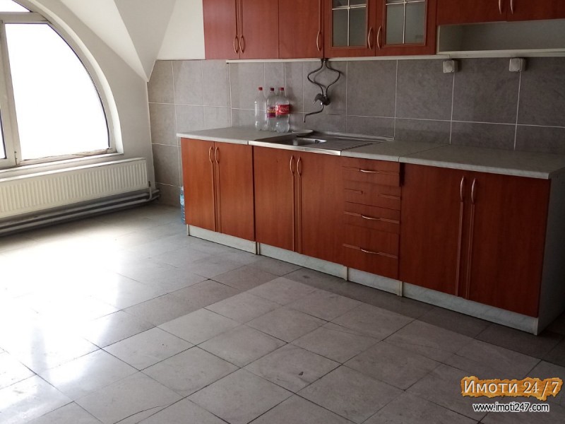 Se prodava Deloven prostor so armiracki pogon