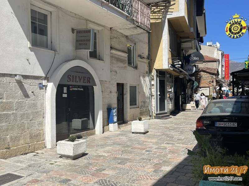 Se izdavat dukan na dva sprata vo strog centar na Ohridprizemje 26m2 i kat 23m2