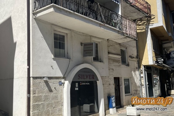 Se izdavat dukan na dva sprata vo strog centar na Ohridprizemje 26m2 i kat 23m2