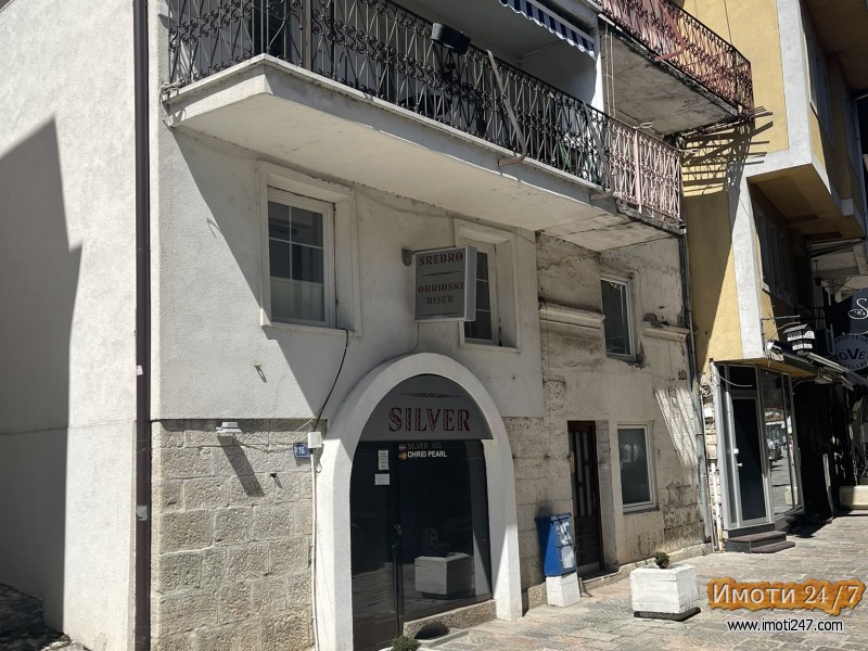Se izdavat dukan na dva sprata vo strog centar na Ohridprizemje 26m2 i kat 23m2