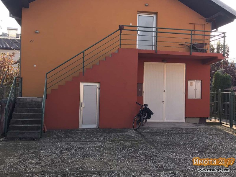 SE IZDAVA DELOVNO-ADMINISTRATIVEN OBJEKT OD 1 MART 260 M2