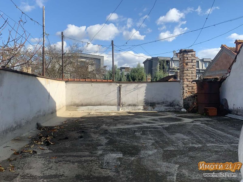 Se prodava kuka so plac vo Gorce Petrov vo blizina na stadionot