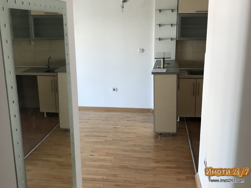 ITNO IZDAVAM STAN VO CENTAR POZADI BILNA APTEKA ZA FIRMA