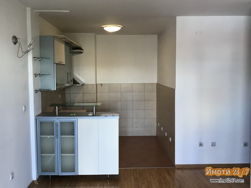 ITNO IZDAVAM STAN VO CENTAR POZADI BILNA APTEKA ZA FIRMA