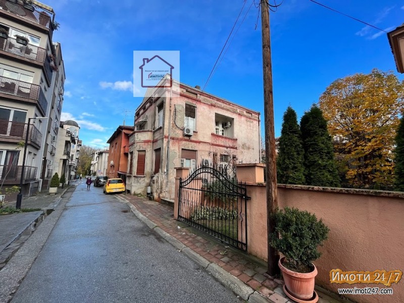 URBANA VILA SO LOKACIJA VO GRADSKI PARK