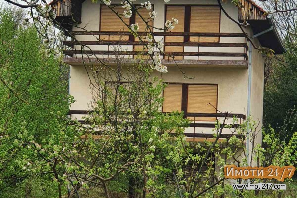 Продавам викендичка во Орешани
