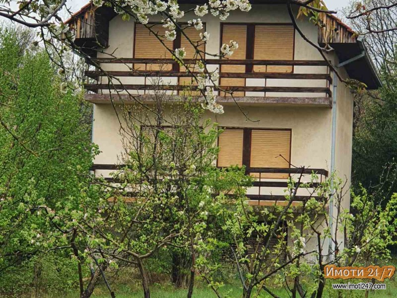 Продавам викендичка во Орешани