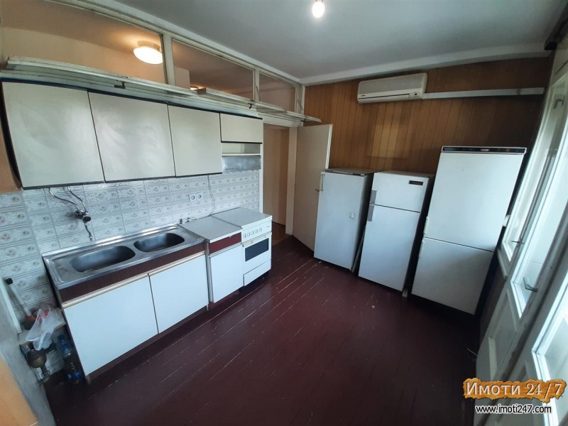Se prodava stan 58m2 do Soboren Hram