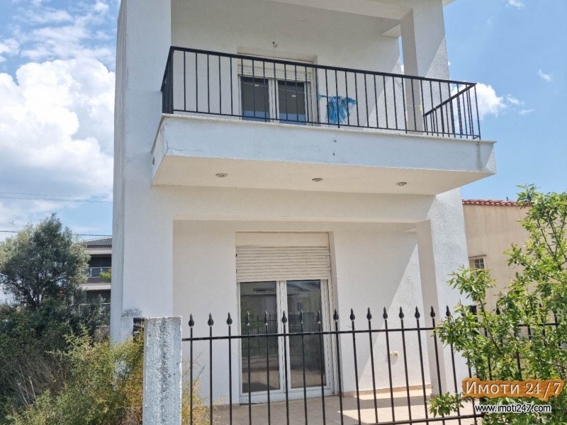Kalives Halkidiki se prodava kuḱa 90 m2