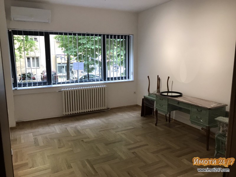 СЕ ИЗДАВА КОМПЛЕТНО РЕНОВИРАН СТАН ВО ЦЕНТАР КАЈ ХЕМПРО