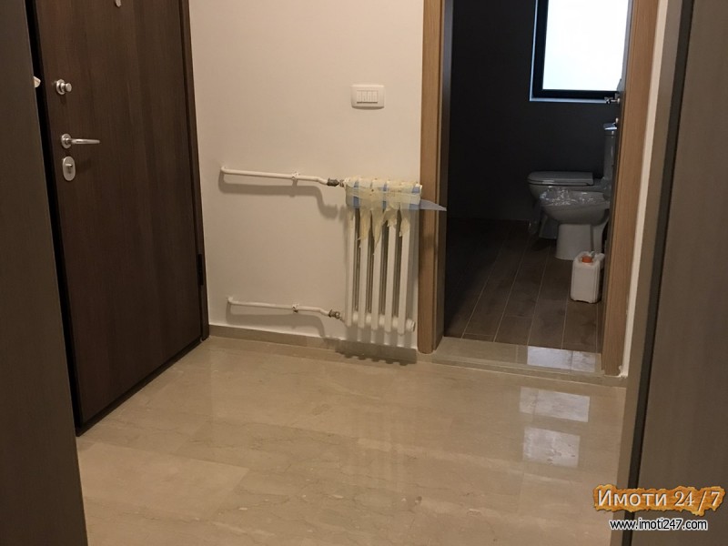 СЕ ИЗДАВА КОМПЛЕТНО РЕНОВИРАН СТАН ВО ЦЕНТАР КАЈ ХЕМПРО