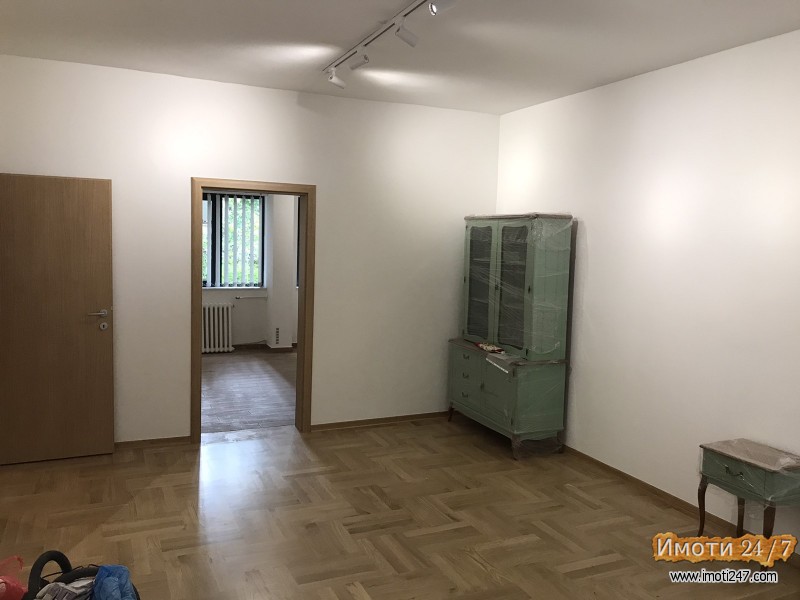 СЕ ИЗДАВА КОМПЛЕТНО РЕНОВИРАН СТАН ВО ЦЕНТАР КАЈ ХЕМПРО