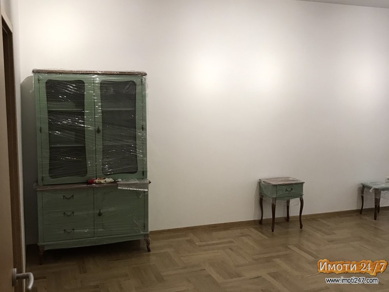 СЕ ИЗДАВА КОМПЛЕТНО РЕНОВИРАН СТАН ВО ЦЕНТАР КАЈ ХЕМПРО