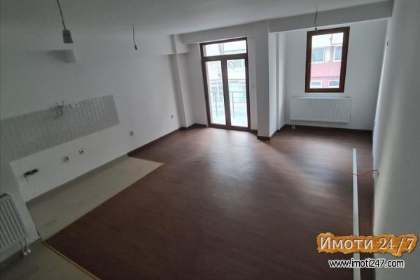 Se prodava stan 99m2 pozadi Univerzalna