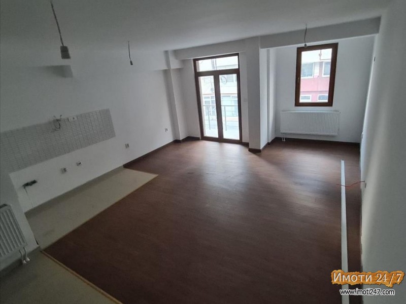 Se prodava stan 99m2 pozadi Univerzalna