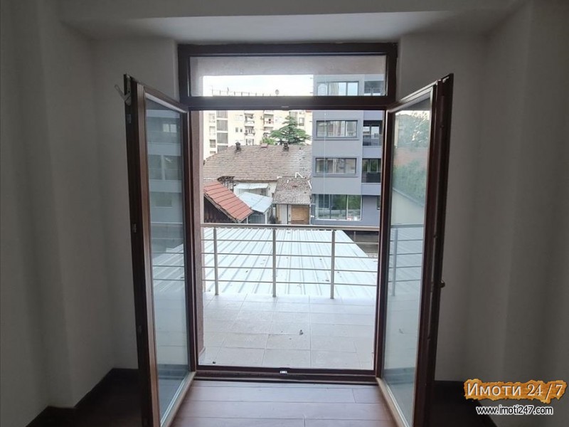 Se prodava stan 99m2 pozadi Univerzalna