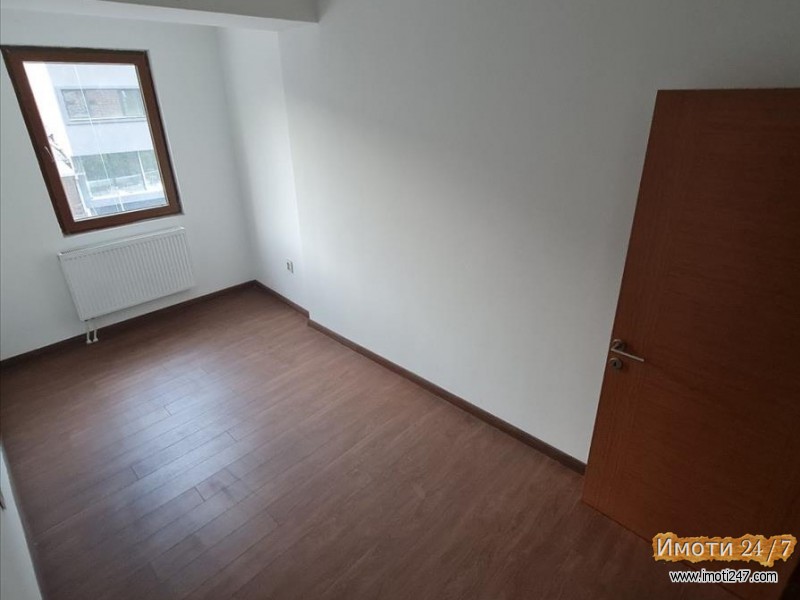Se prodava stan 99m2 pozadi Univerzalna