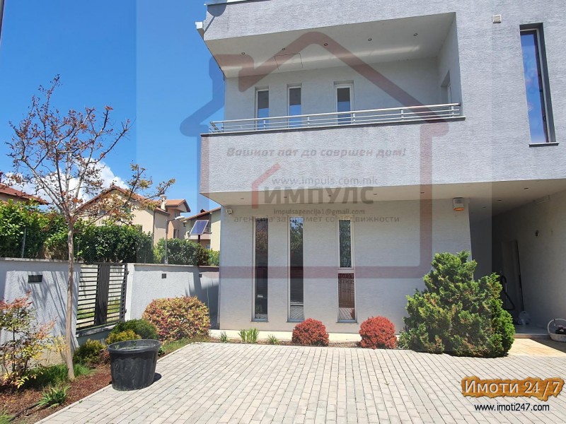 ВПЕЧАТЛИВА И ПРОСТРАНА КУЌА НА ИДЕАЛНА ЛОКАЦИЈА