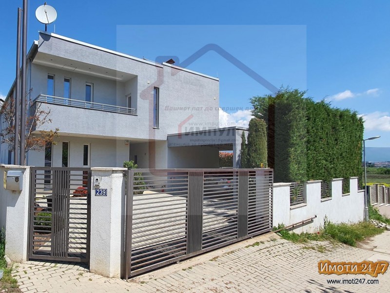 ВПЕЧАТЛИВА И ПРОСТРАНА КУЌА НА ИДЕАЛНА ЛОКАЦИЈА