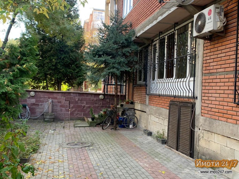 Се продава стан на приземје 160м2 Соодветен за ординација