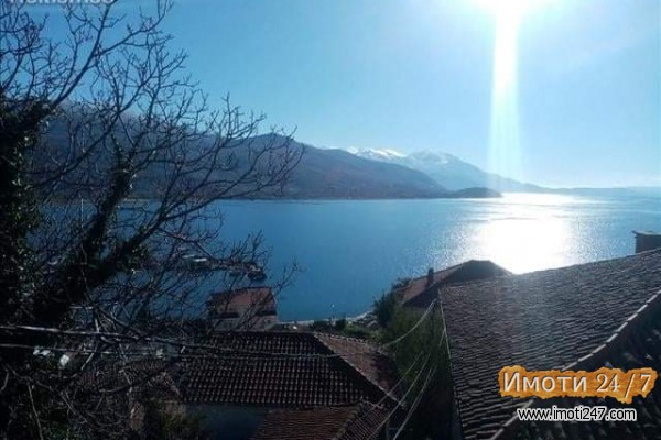 KUKA VO STARIOT DEL NA OHRID SO PREKRASEN POGLED NA EZEROTO I PLOSTADOT