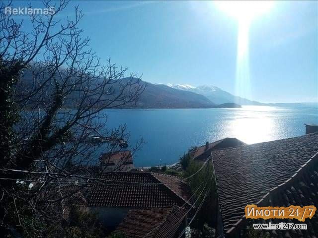 KUKA VO STARIOT DEL NA OHRID SO PREKRASEN POGLED NA EZEROTO I PLOSTADOT