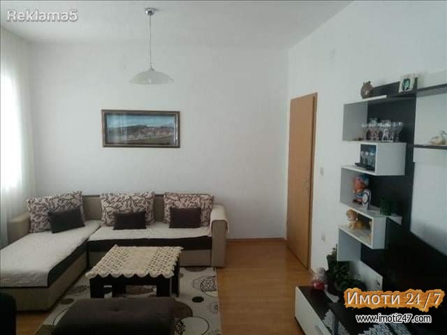 KUKA VO STARIOT DEL NA OHRID SO PREKRASEN POGLED NA EZEROTO I PLOSTADOT