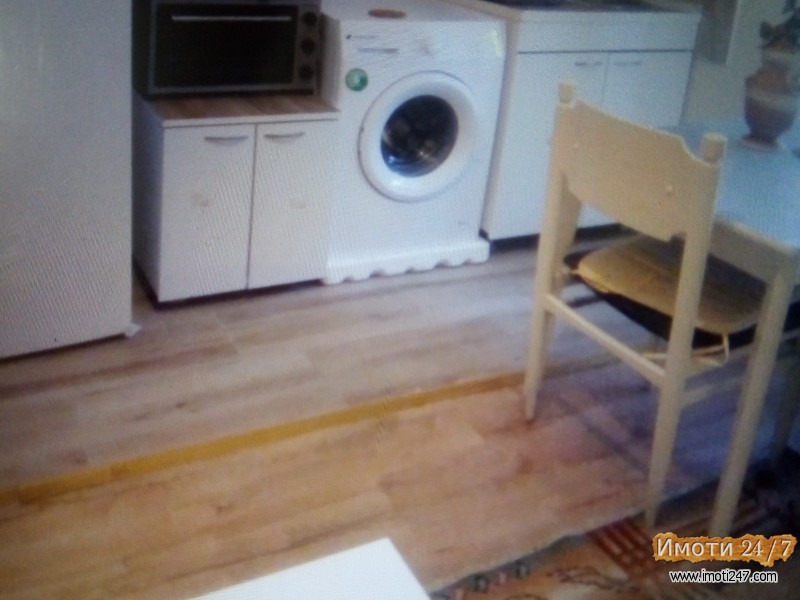Се издава куќа во центар
