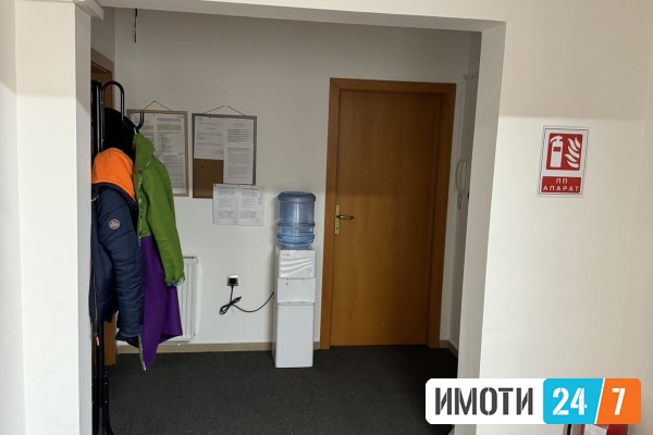 Se izdavaat dva stana kaj univerzalna sala po 70m2; 130m2 momentalno spoeni so moznost za razdvojuva